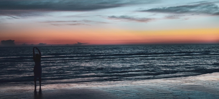 52444 happy woman at the beach