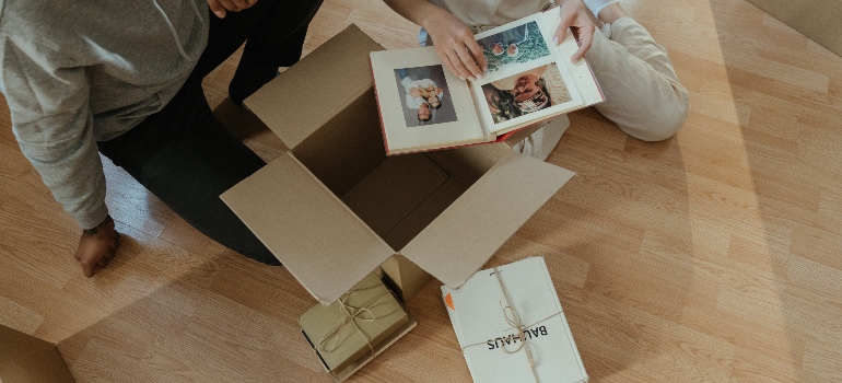 pexe 1 a couple looking at the photo album