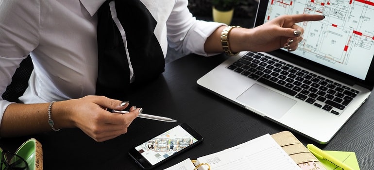 pexels energepiccom 313691 a woman making utility plans when moving from Largo to Brandon