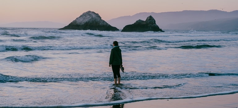 pexels trang 17014072 a girl on a beach, enjoying the cultural scene of Tampa Bay
